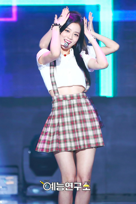 Blackpink Jisoo overall plaid uniform